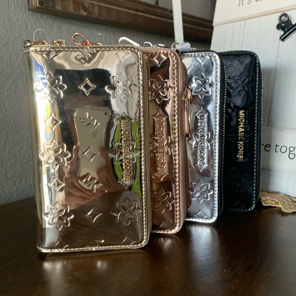 MK wallet/wirstlet metallic 😍 only 1 silver left - Picture 2 of 7